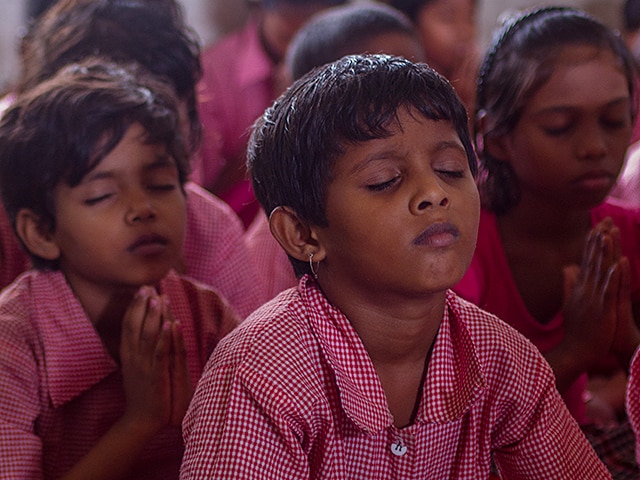 Children praying during a Calvary missions trip to India